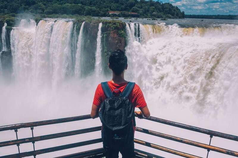 Un consejo que tengo para ti aquí si quieres conseguir una foto de la Garganta del Diablo sin la gente, hay una sección cerrada donde un fotógrafo comercial se instala justo en la pasarela frente a la Garganta del Diablo donde te tomarán una foto y tendrás que pagarles para obtener la foto