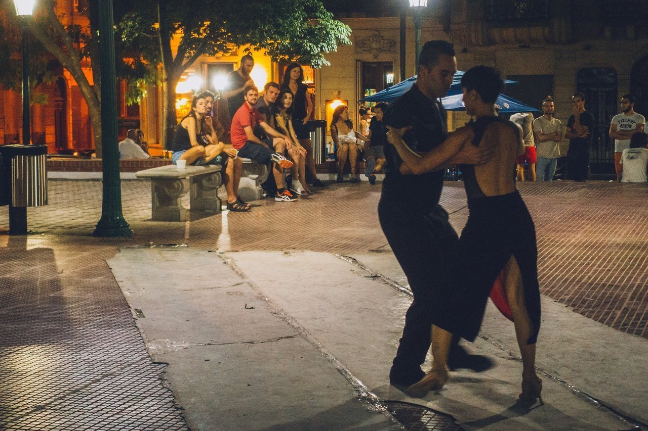 dacă ai noroc, seara ai putea vedea interpreți de stradă interpretând dansul național romantic de Tango în timp ce savurezi un pahar de vin restaurant lângă Plaza Dorrego