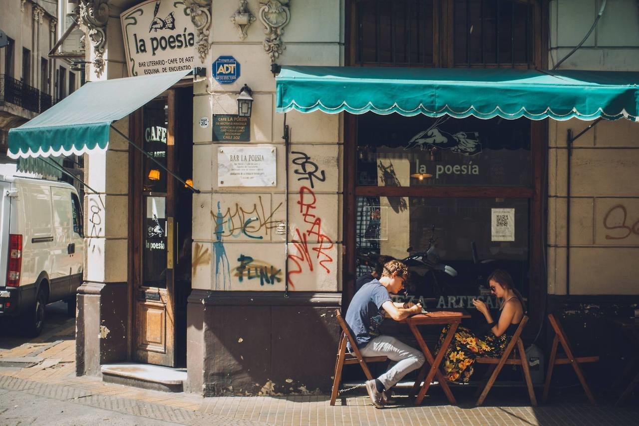 după La Boca, puteți petreceți restul zilei la San Telmo, un cartier confortabil al orașului, unde veți putea găsi o mulțime de restaurante pentru a încerca faimoasa carne de vită argentiniană, cafenele uimitoare sau dacă sunteți acolo Duminica, mergeți să verificați piața de vechituri din Plaza Dorrego