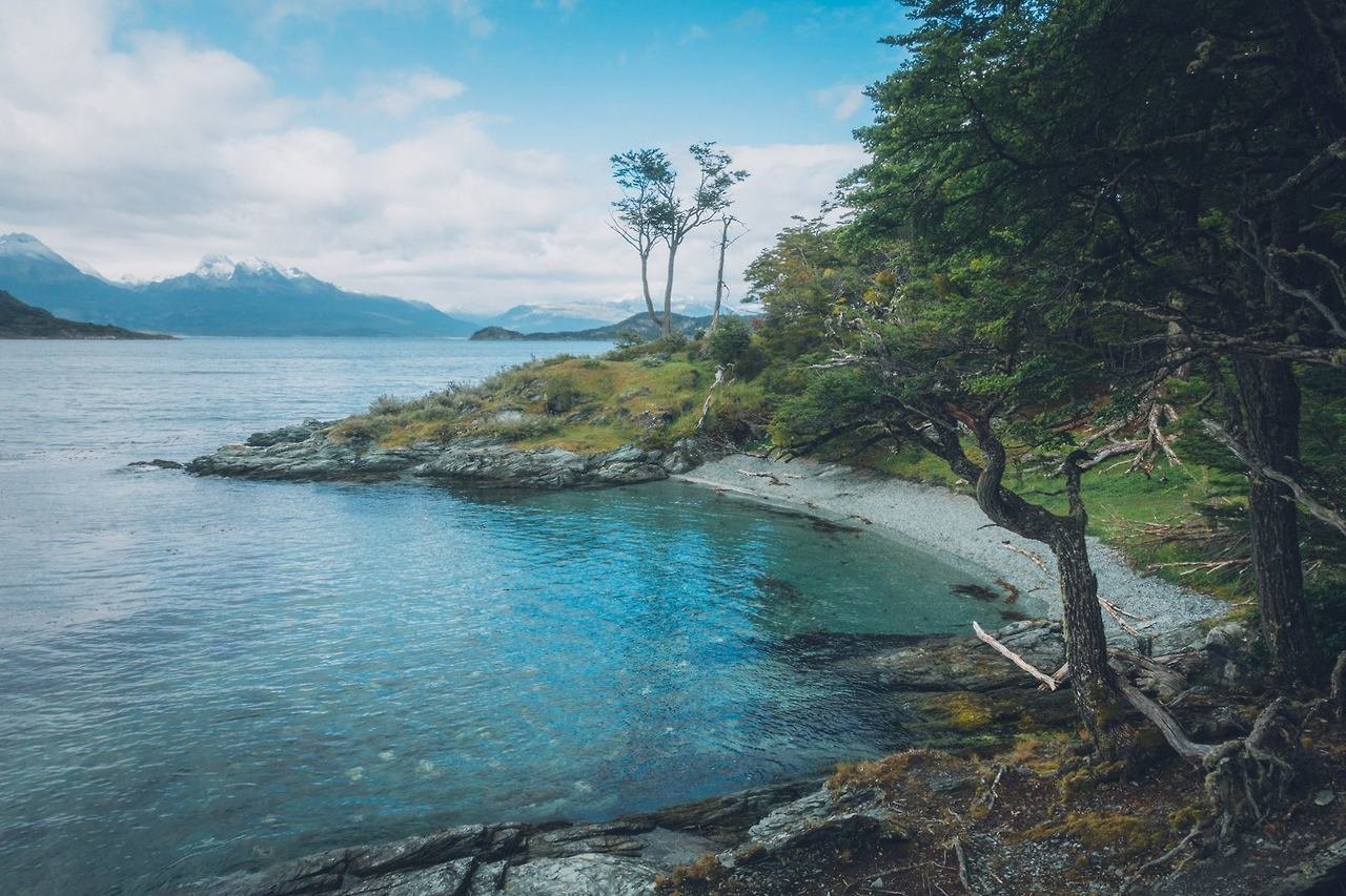 als u op zoek bent naar een epische wandeling, doe dan trail #4: Cerro Guanaco Trail die u helemaal naar de top van een berg brengt waar u een panoramisch uitzicht op het Beagle Channel en de Darwin mountains