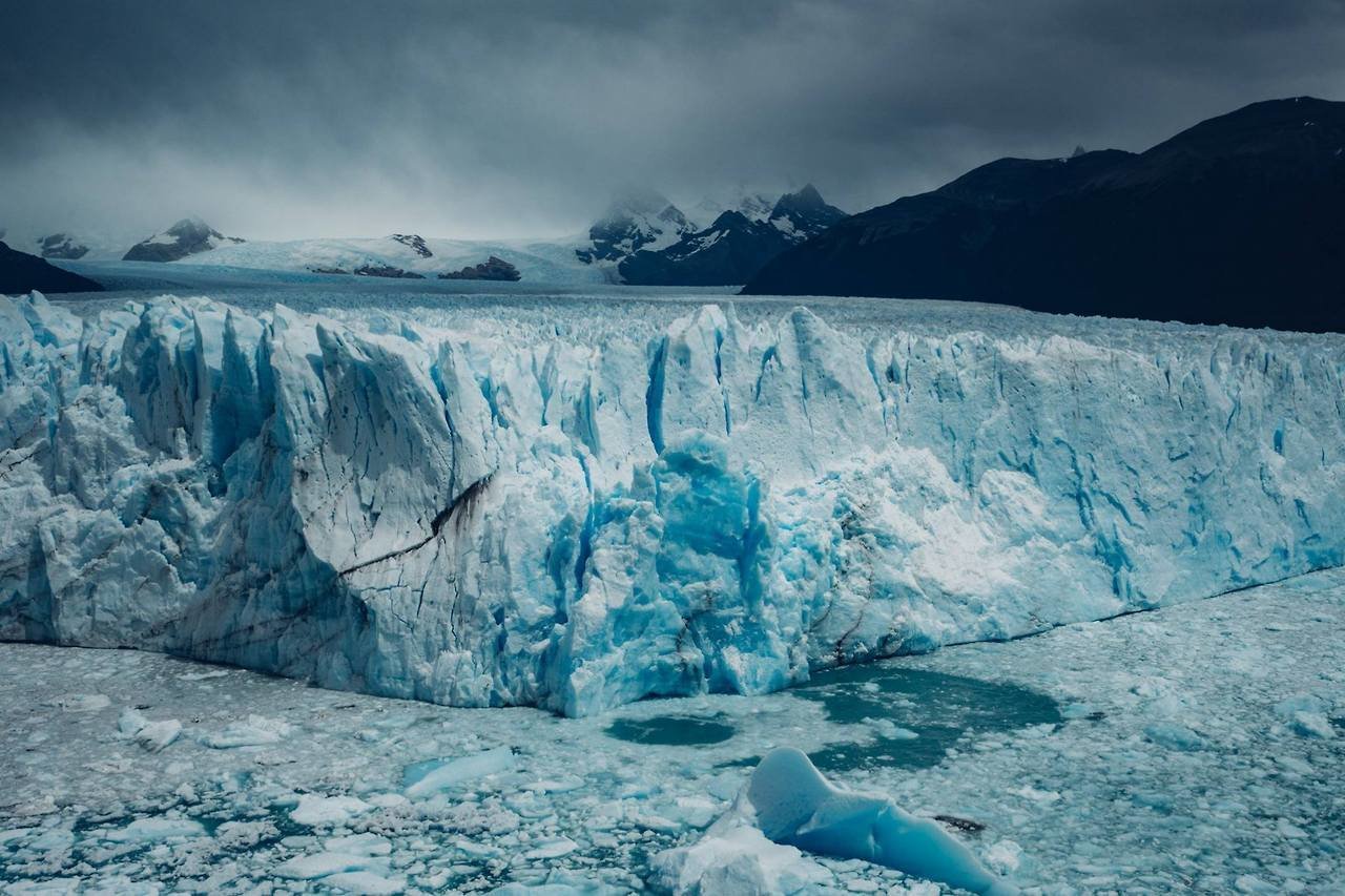 Perito Moreno is een prachtige lijn van reusachtige gletsjers, een van de weinige die er daadwerkelijk groeien, in plaats van terugtrekken