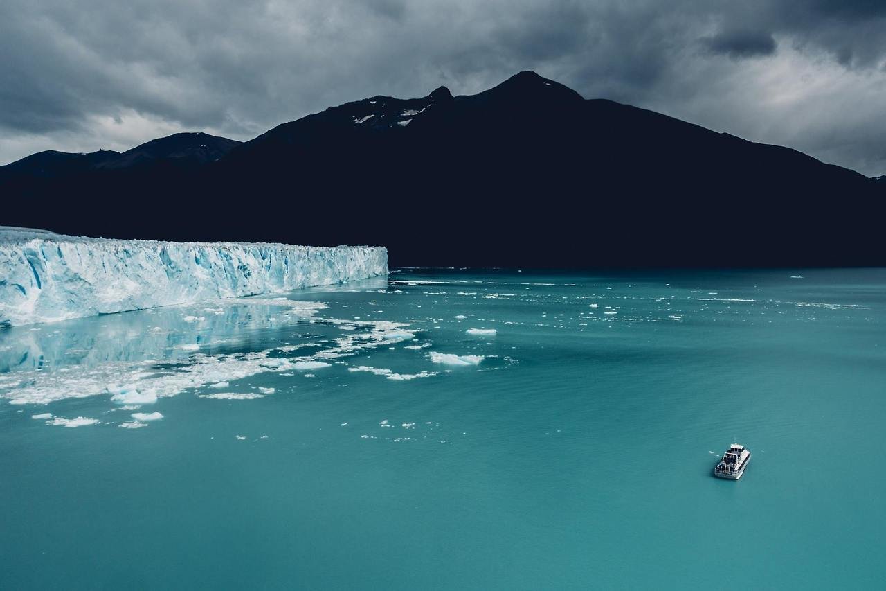 Sie können entweder herumlaufen oder eine Kreuzfahrt machen, um den Gletscher aus der Nähe zu sehen