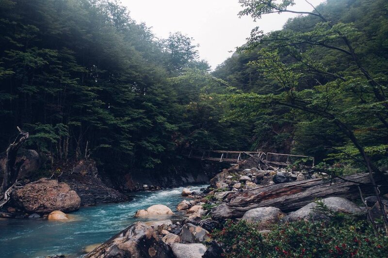 Si cammina lungo il fiume per circa 2 ore, attraversando alcuni ponti, guadagnando poca elevazione fino a quando il sentiero ha iniziato ad andare di nuovo verso ovest