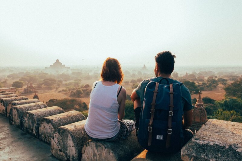 2 personer som bär andningsbara skjortor tittar på soluppgången i Bagan, Myanmar