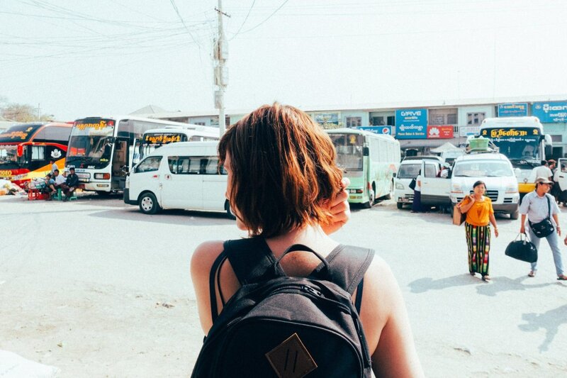 Eine Frau mit einem Rucksack zu Fuß durch Myanmar