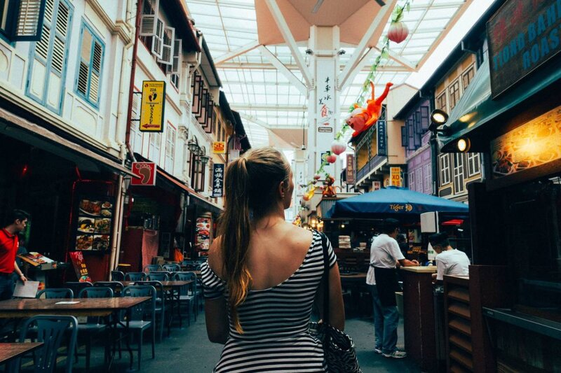 Uma mulher andando em Singapura