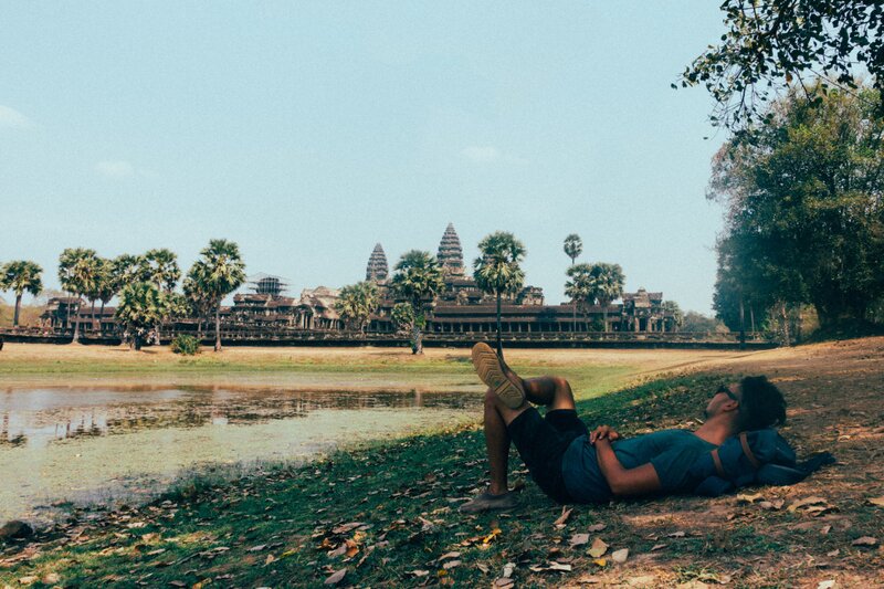  eu escapando do calor do Camboja sob uma árvore em Angkor Wat.