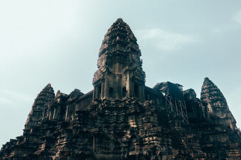 certifique-se de subir uma dessas torres até o topo de Angkor Wat.