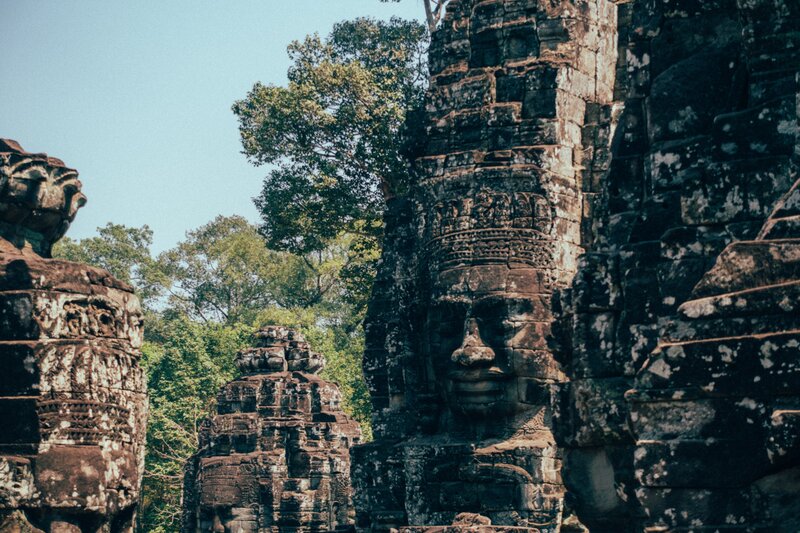  der er masser af disse smilende ansigtssten over hele templets øverste niveau.