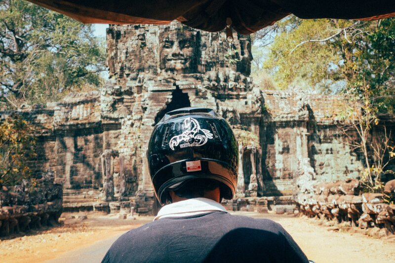 mijn tuk-tuk-chauffeur rijdt me door de Angkor Thom-poort.