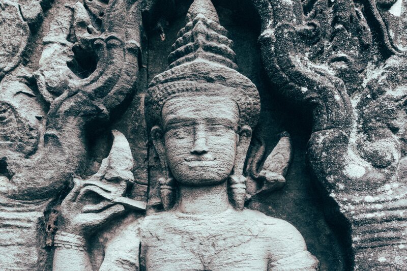 Belas esculturas nas paredes de Banteay Kdei