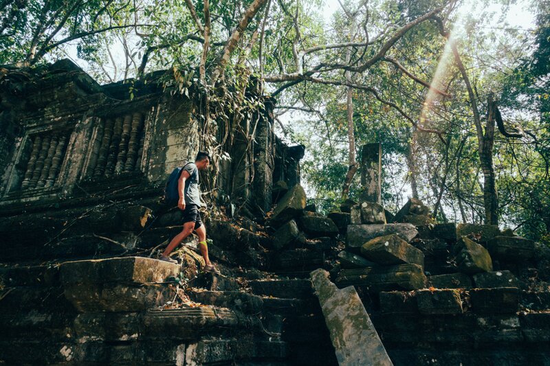  mig gå langs af strukturen i Beng Mealea tempel.