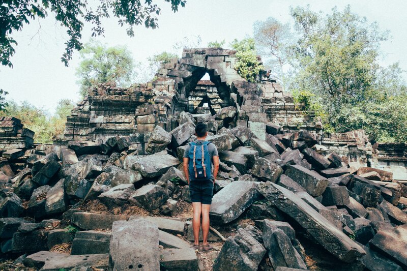  ninguém sabe como e por que essas pedras estão empilhadas aqui em Beng Mealea.