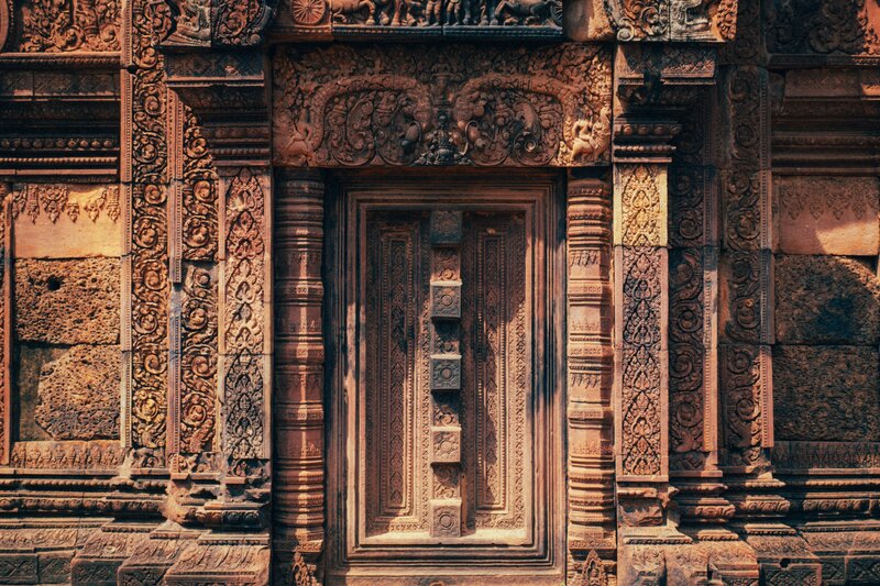  mengden detaljer som går inn i utskjæringene I Banteay Srei er overveldende.