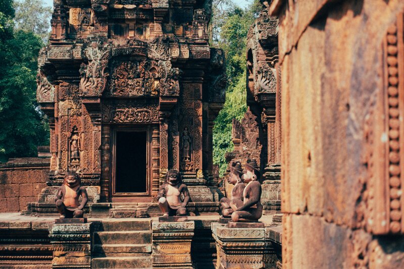 chrám Banteay Srei a sochy opic ráno