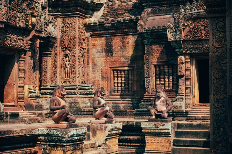 Jede Ecke von Banteay Srei ist es wert, sorgfältig beobachtet zu werden, damit Sie kein Detail verpassen.