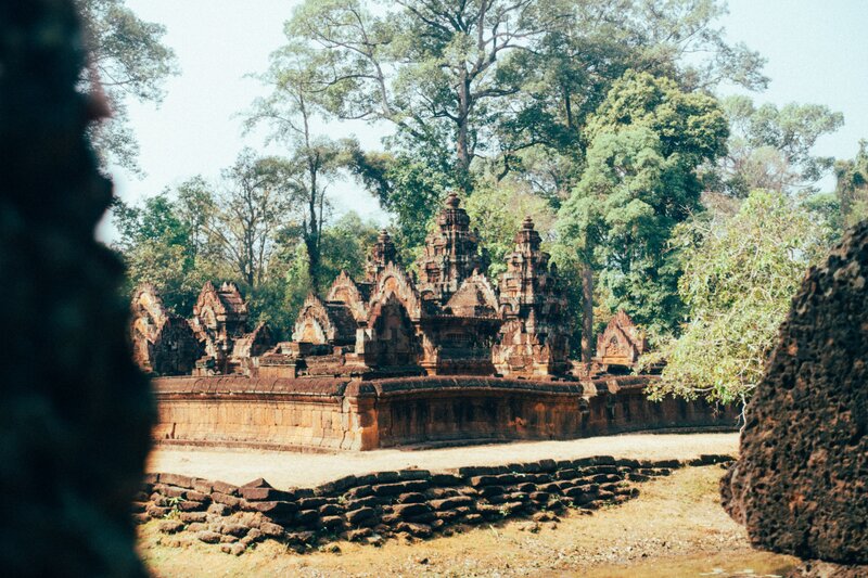  Banteay Srei es más pequeño que la mayoría de los templos de Siem Reap, pero está lleno de detalles intrincados.