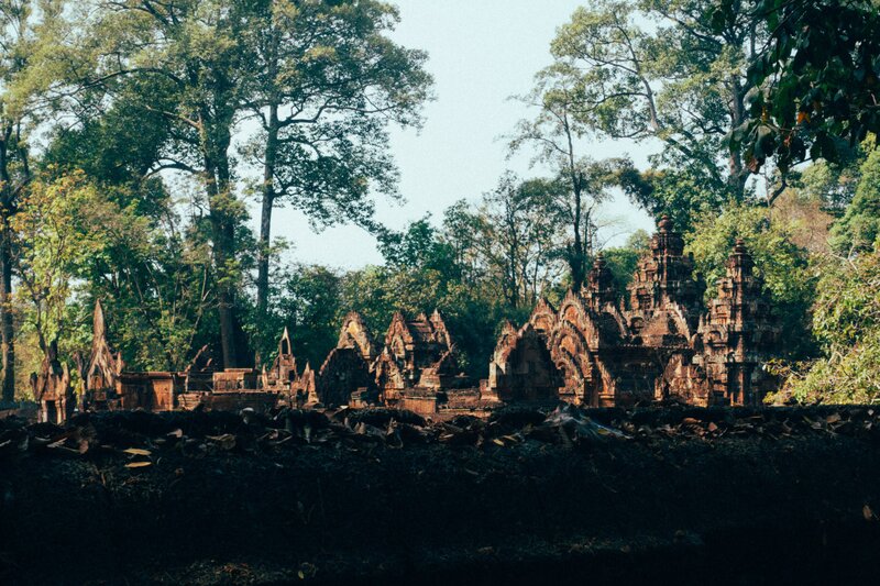 Banteay Srei z vnější stěny chrámu.