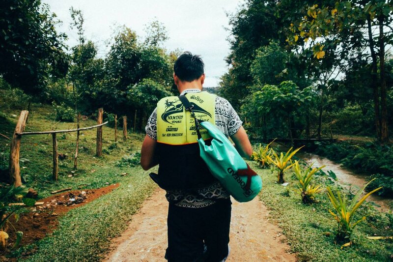 Una persona con un sacchetto asciutto a piedi in Vang Vieng, Laos