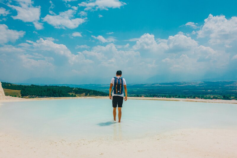 Una persona in piedi in travertino, piscina termale di Pamukkale, Turchia