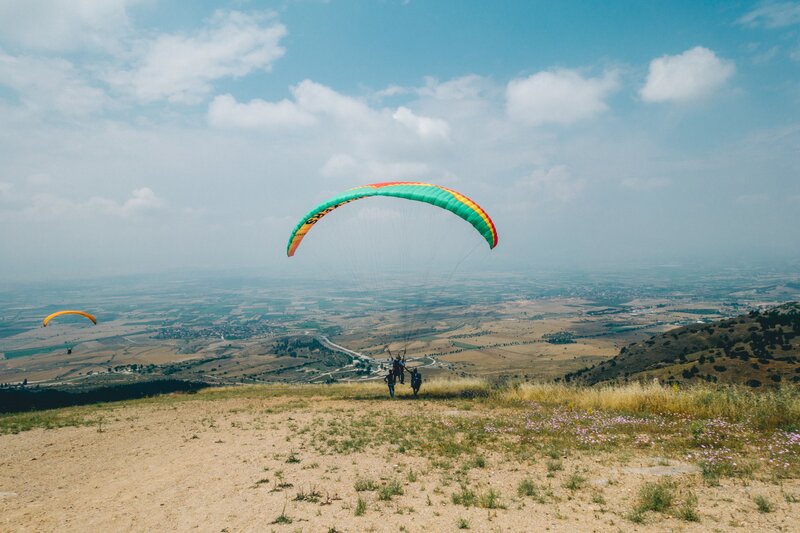 paraglidista startující v Pamukkale, Turecko