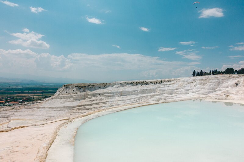 en travertin termisk pool i Pamukkale, Turkiet