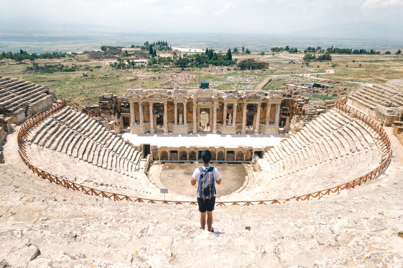 een persoon die staat in het Hierapolis Theater in Pamukkale, Turkije