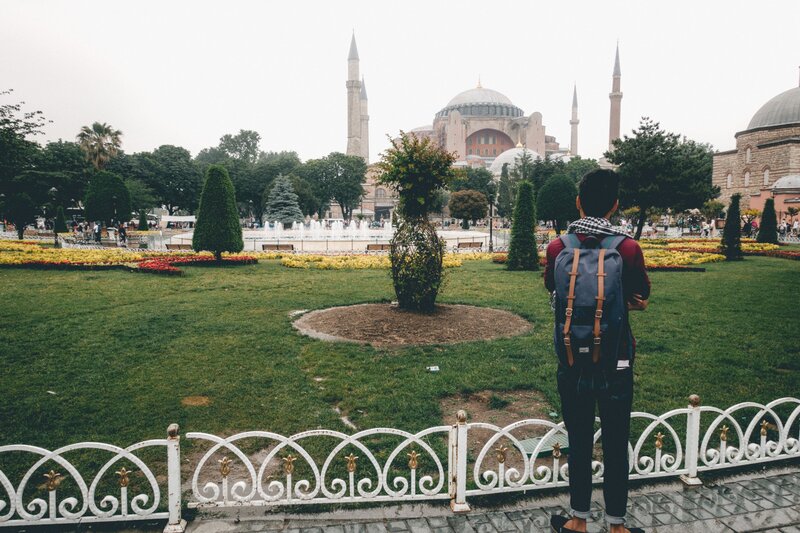 een persoon die staat te kijken naar de Hagia Sophia in Istanbul, Turkije