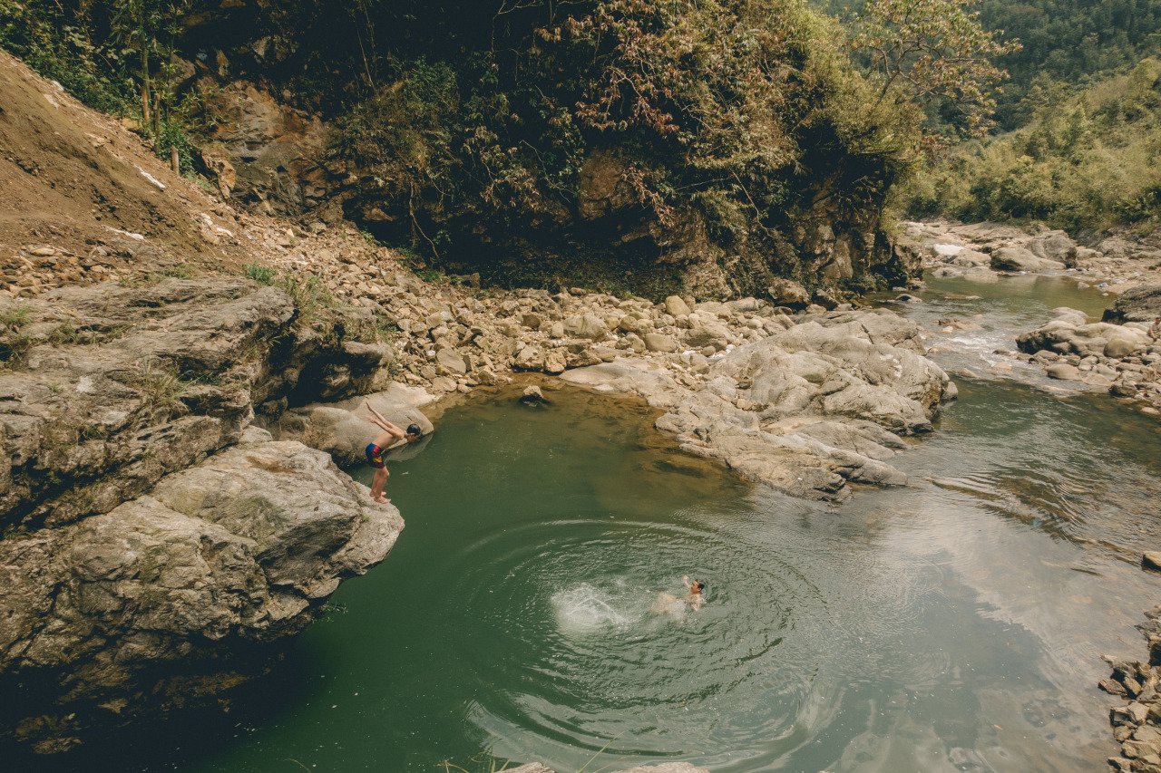 Kids jumping into the water in Sapa