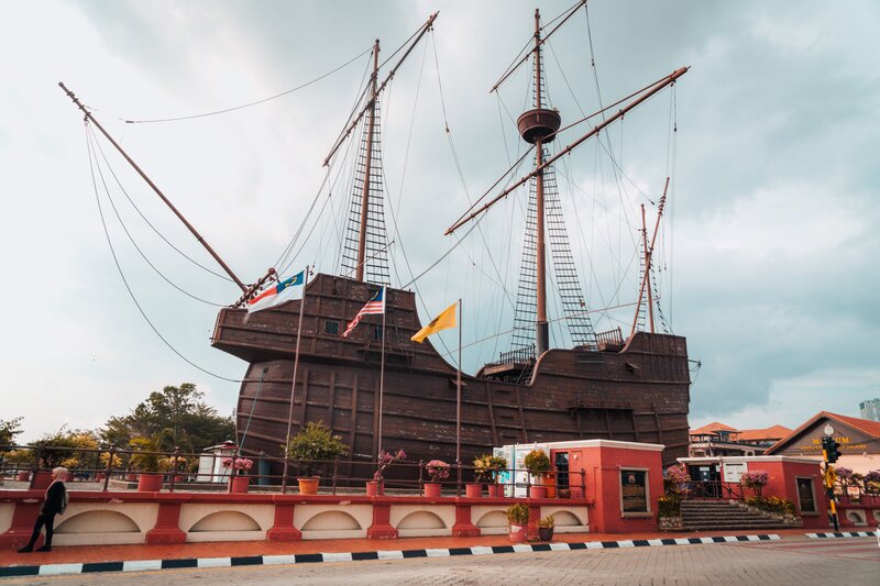 Das Museum befindet sich in einer Nachbildung eines portugiesischen Schiffes namens Flor de la Mar, das vor der Küste von Melaka gesunken ist.