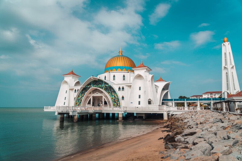  Mezquita del Estrecho de Melaka frente a la costa de Melaka