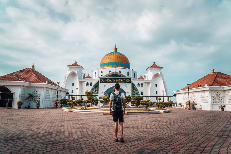 se înnorează seara dimineața la Moscheea strâmtorii Melaka.