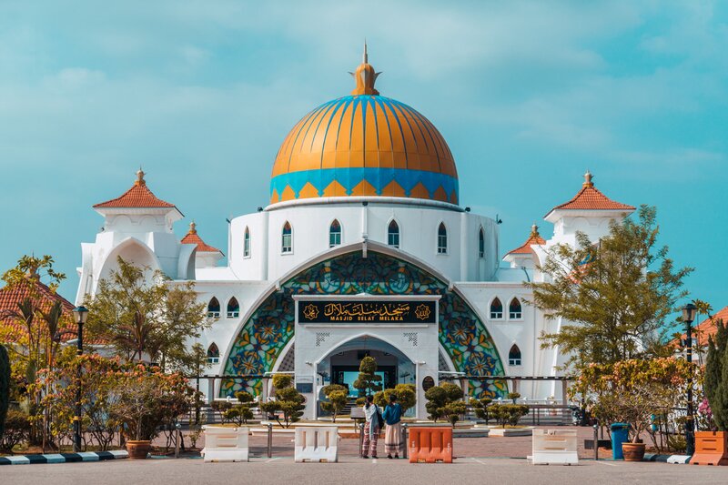 Es wird tagsüber ziemlich heiß, daher ist die beste Zeit, um die Moschee in der Straße von Melaka zu besuchen, entweder morgens oder bei Sonnenuntergang.