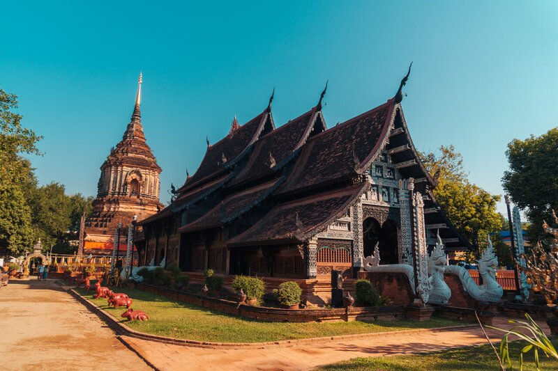 El exterior de Wat Lok Moli en Chiang Mai, Tailandia.