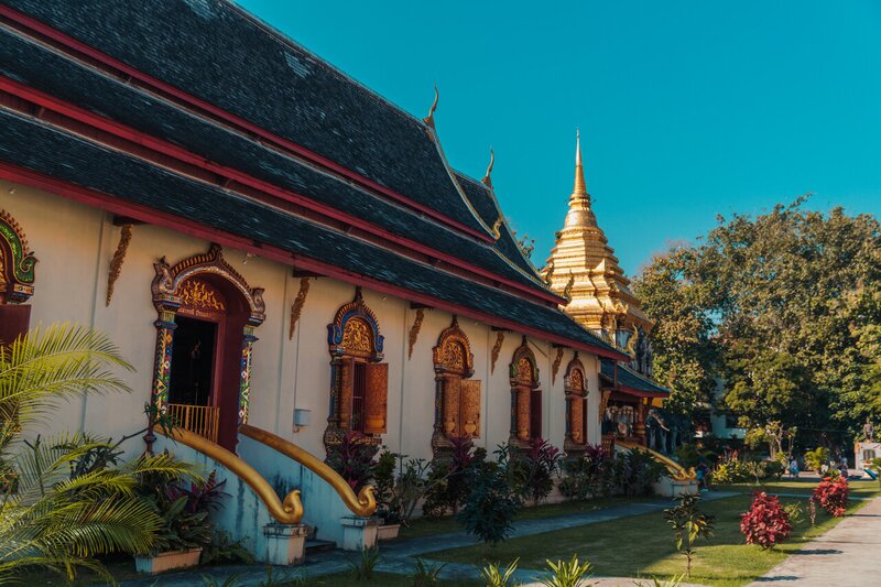 Das Tempelgelände von Wat Chiang Man in Chiang Mai, Thailand.