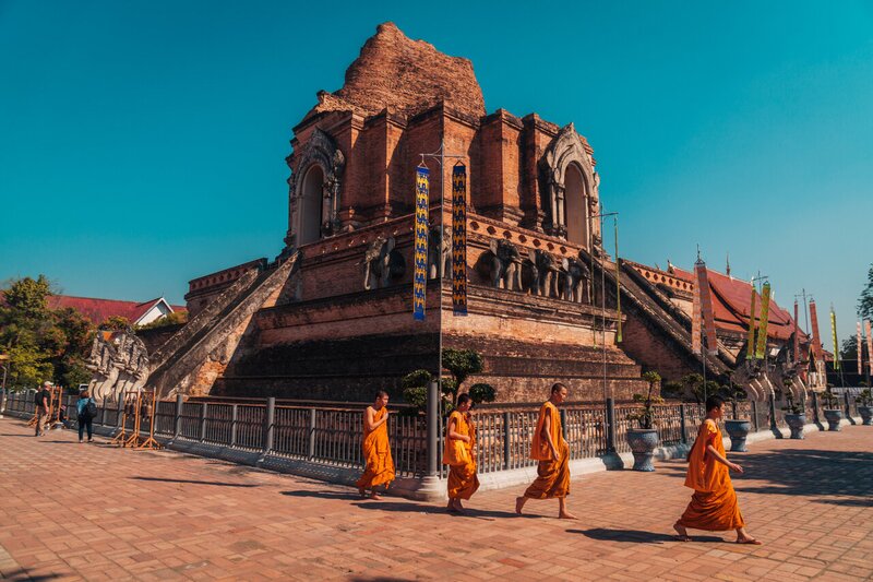  szerzetesek egy csoportja, akik a thaiföldi Chiang Mai-Ban sétálnak el a Wat Chedu Luang-tól.