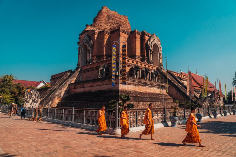  en gruppe munker som går bort Fra Wat Chedu Luang I Chiang Mai, Thailand.