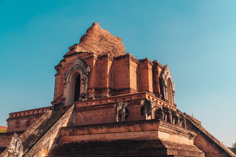 sloní socha kolem Wat Chedi Luang v Chiang Mai v Thajsku.