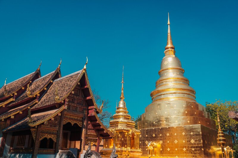 as estupas douradas de Wat Phra Singh em Chiang Mai, Tailândia.