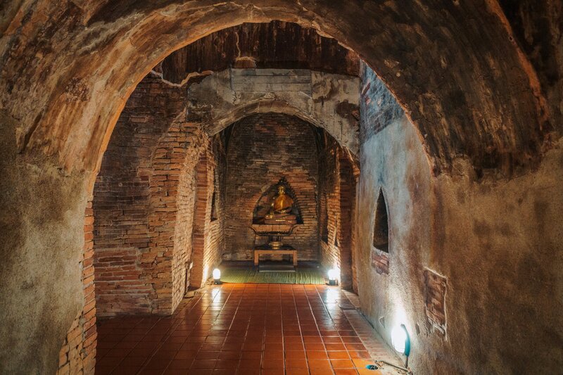 Un'altra immagine di Buddha all'interno del tunnel di Wat Umong a Chiang Mai, Thailandia.