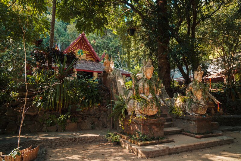 Le sculture naga a Wat Pha Lat a Chiang Mai, Thailandia.