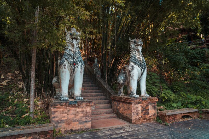 sculpturile Singha ale lui Wat Pha Rat din Chiang Mai, Thailanda.