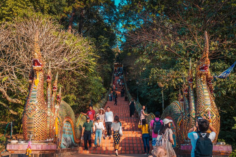 os passos para ir até Wat Phra que Doi Suthep em Chiang Mai, Tailândia.