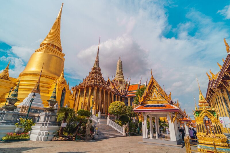 El campo de templos vacío del Gran Palacio en Bangkok