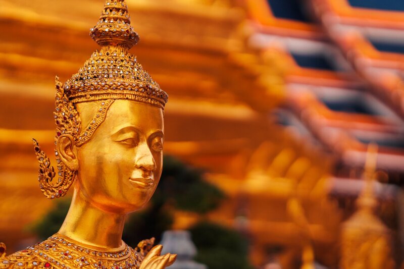 złoty posąg wewnątrz Wielkiego Pałacu w Bangkoku
