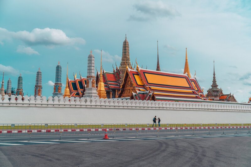 egy üres út előtt a Grand Palace, Bangkok