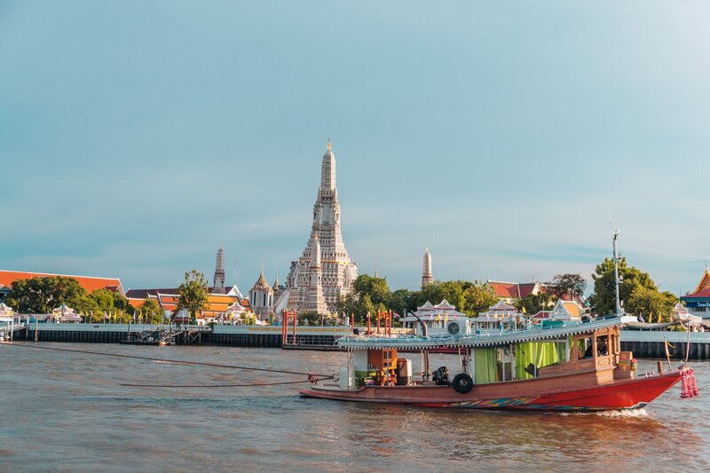 Bangkokban a Wat Arun mellett haladó hajó