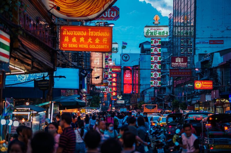 een drukke straat in Chinatown in Bangkok