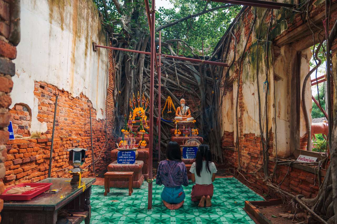 A rishi statue inside a small room at Wat Sang Kratai in Ang Thong.