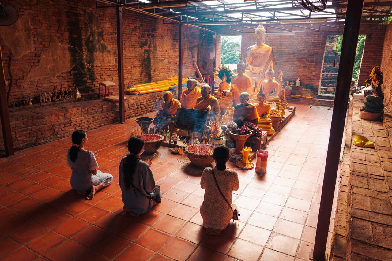 3 people praying at Wat Khun Inthapramun in Ang Thong